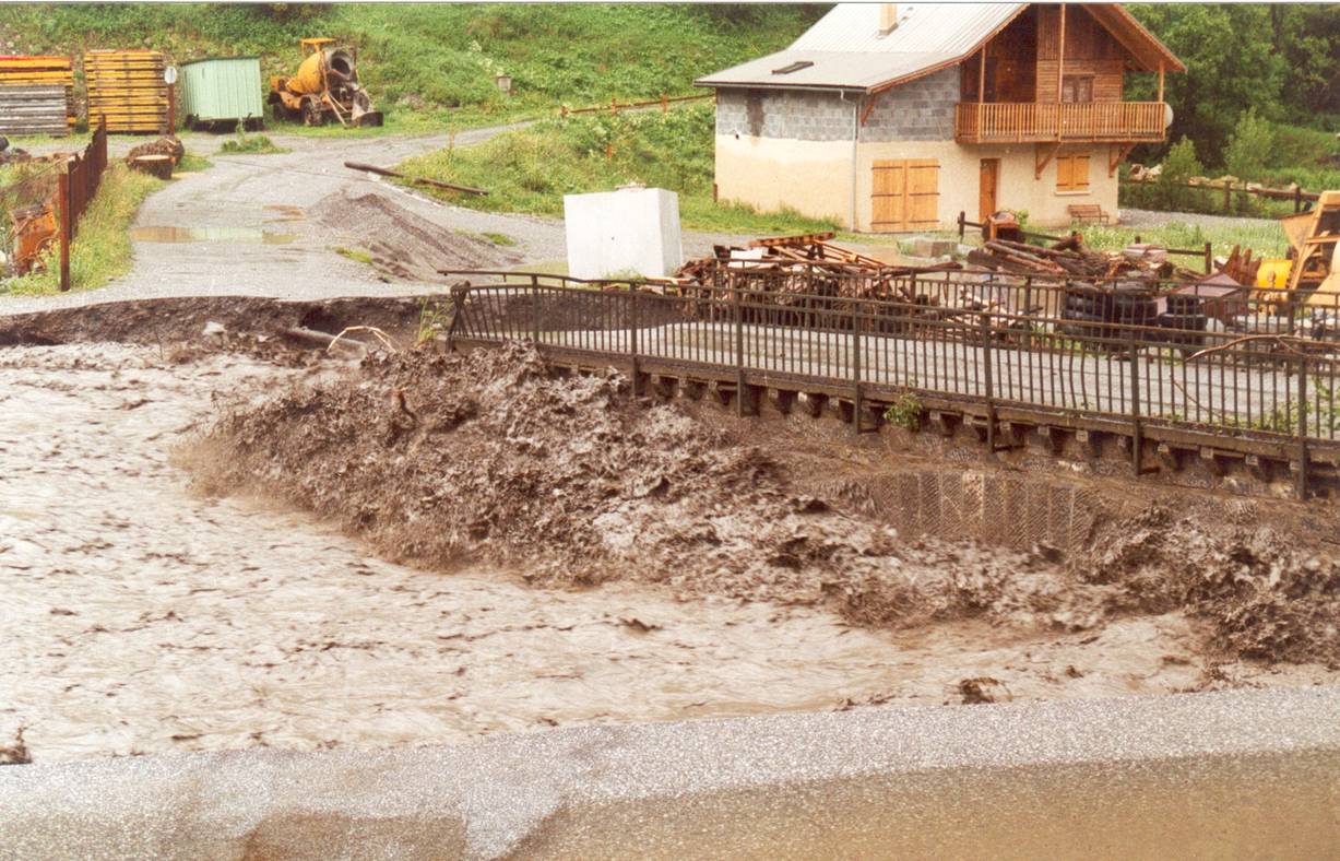 Pont de Peynin à Aiguilles le 13 juin 2000, Cliché : Chris de B.